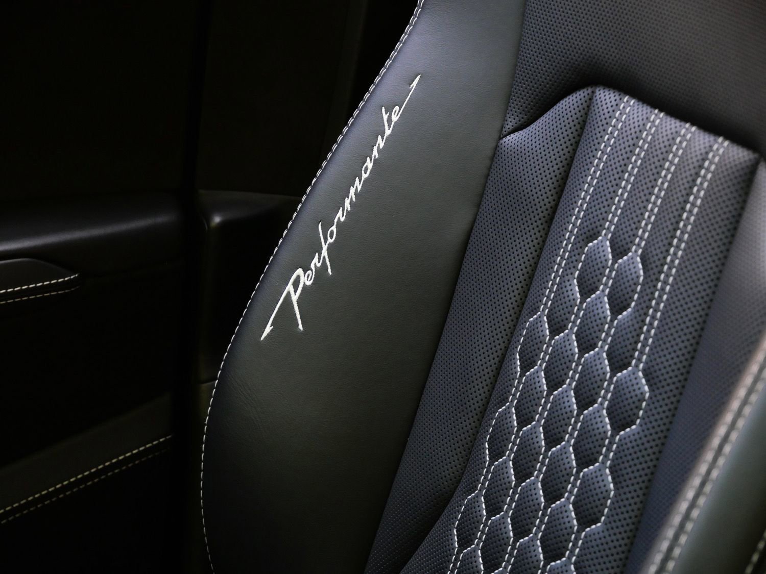 Used 2023 Lamborghini Urus Performante AWD/4WD image 26