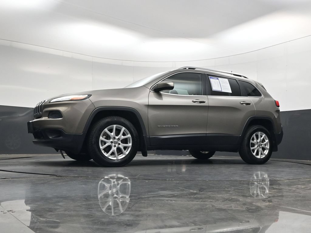 Used 2018 Jeep Cherokee Latitude w/ Cold Weather Group AWD/4WD image 42