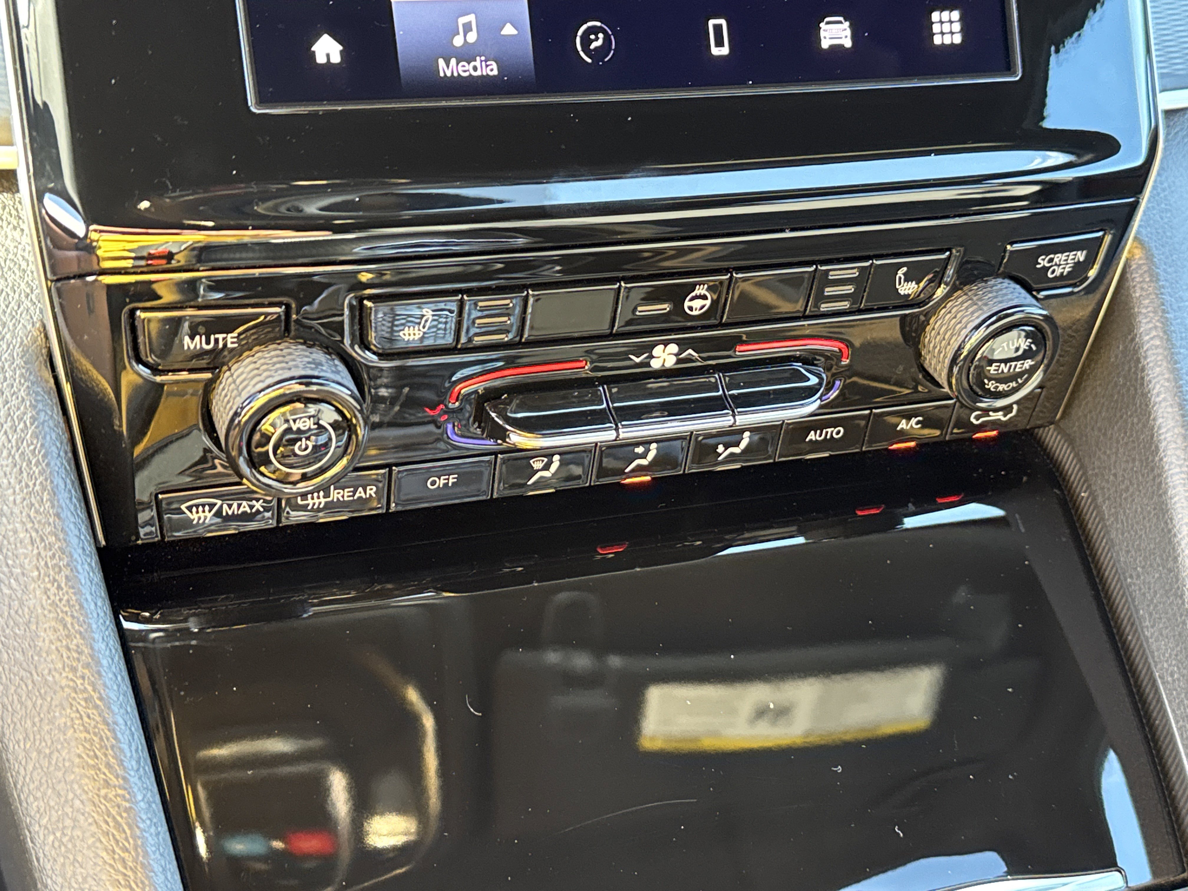 Used 2025 Jeep Grand Cherokee Laredo w/ Luxury Tech Group I image 35