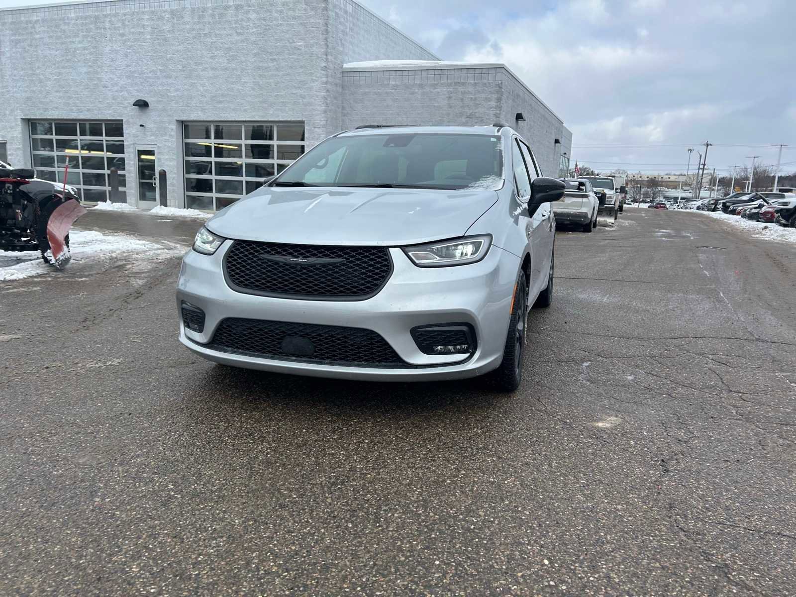 Used 2023 Chrysler Pacifica Limited w/ Uconnect Theater Family Group image 4