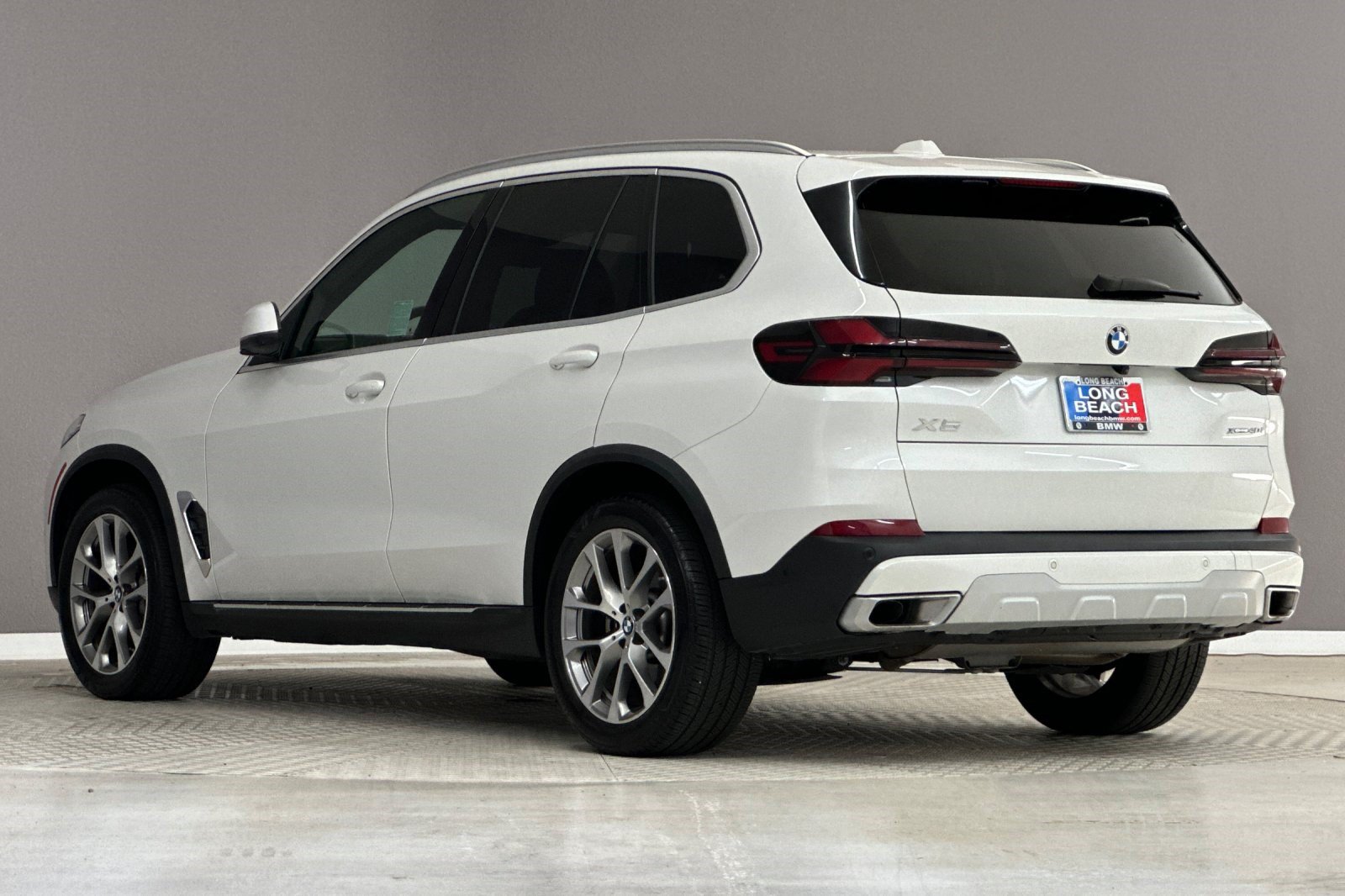 Certified 2025 BMW X5 xDrive40i w/ Parking Assistance Package AWD/4WD image 3