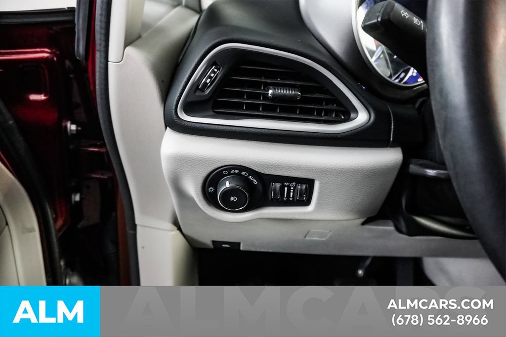 Used 2023 Chrysler Pacifica Touring-L FWD image 23