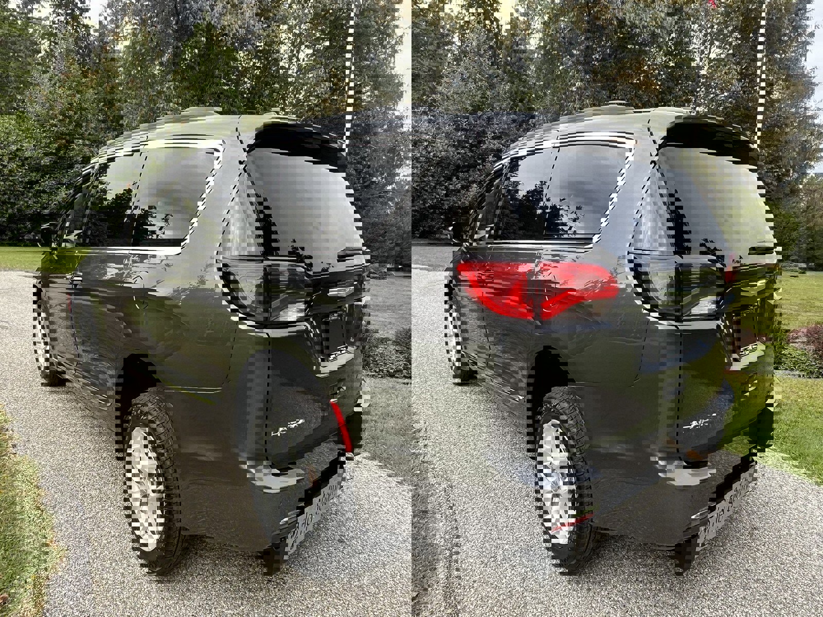 Used 2017 Chrysler Pacifica Touring-L w/ Tire & Wheel Group image 8