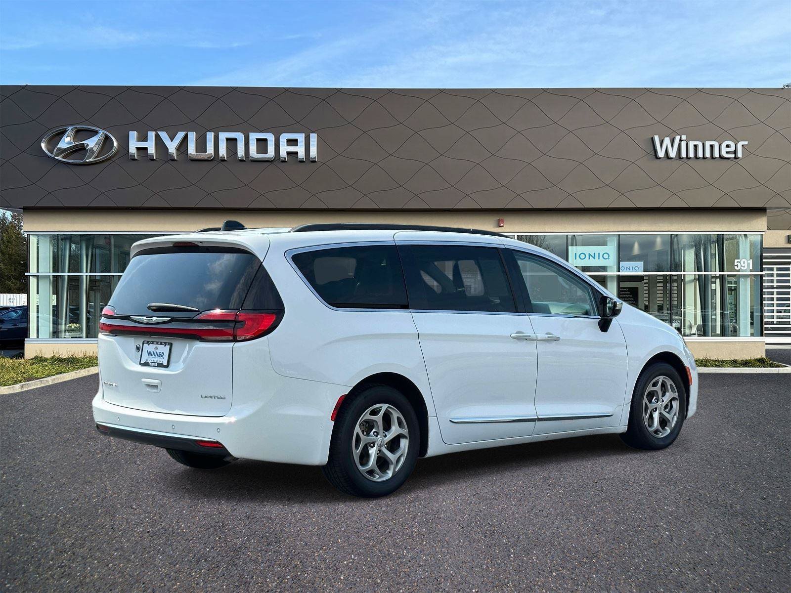 Used 2023 Chrysler Pacifica Limited FWD image 4