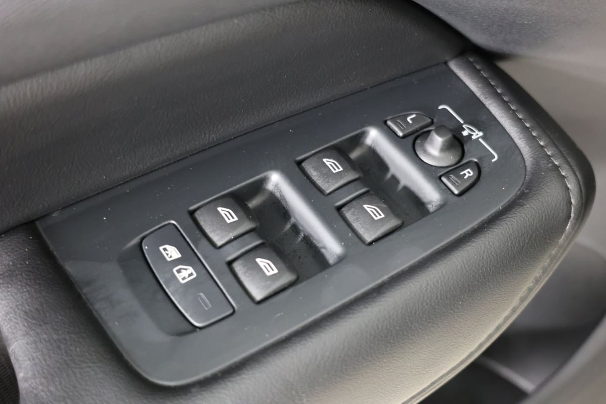 Used 2025 Volvo XC60 B5 Plus AWD/4WD image 23
