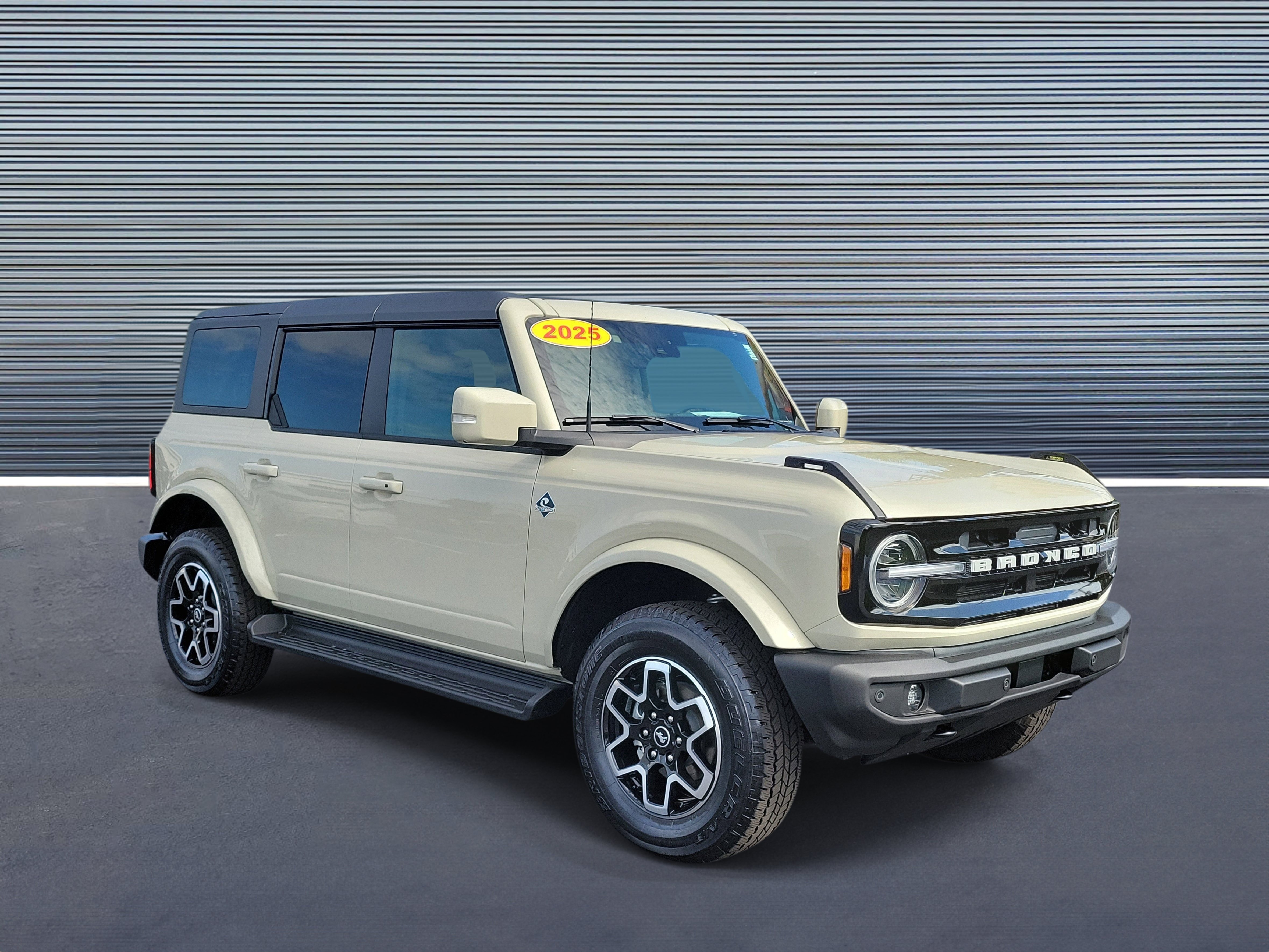 Used 2025 Ford Bronco Outer Banks AWD/4WD image 2