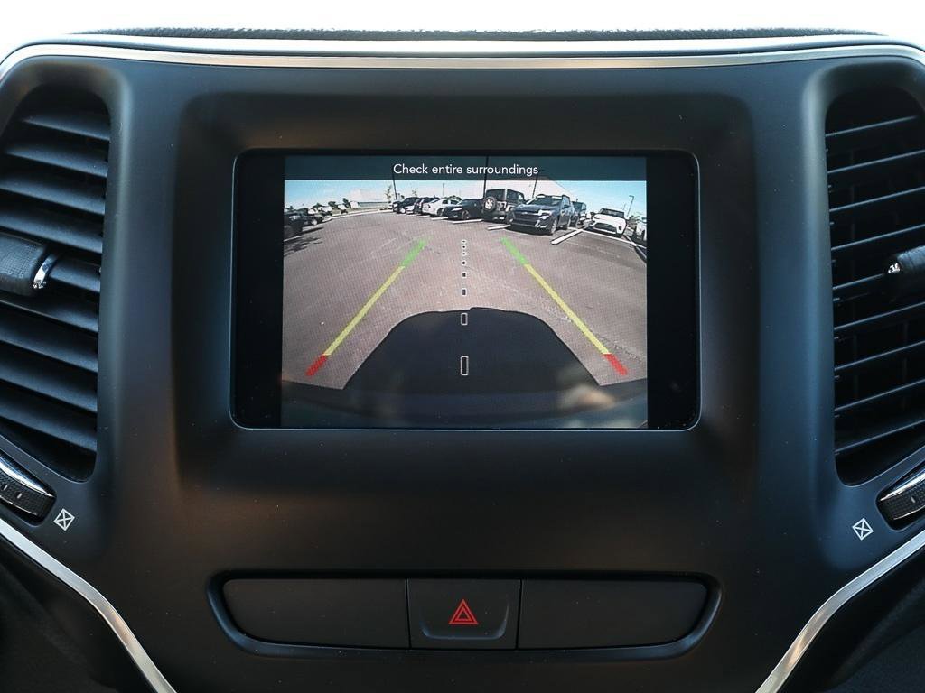 Used 2019 Jeep Cherokee Latitude w/ Cold Weather Group FWD image 16
