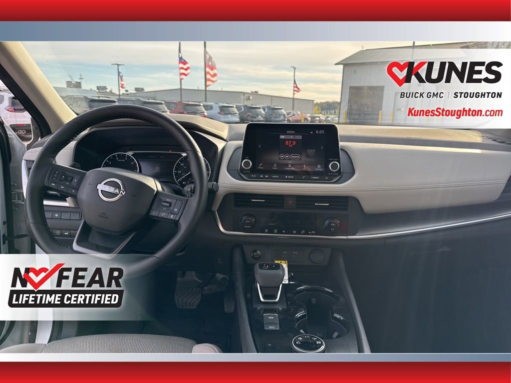 Used 2025 Nissan Rogue SV image 43