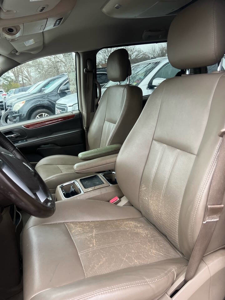 Used 2012 Chrysler Town & Country Touring-L w/ Entertainment Group #2 image 13