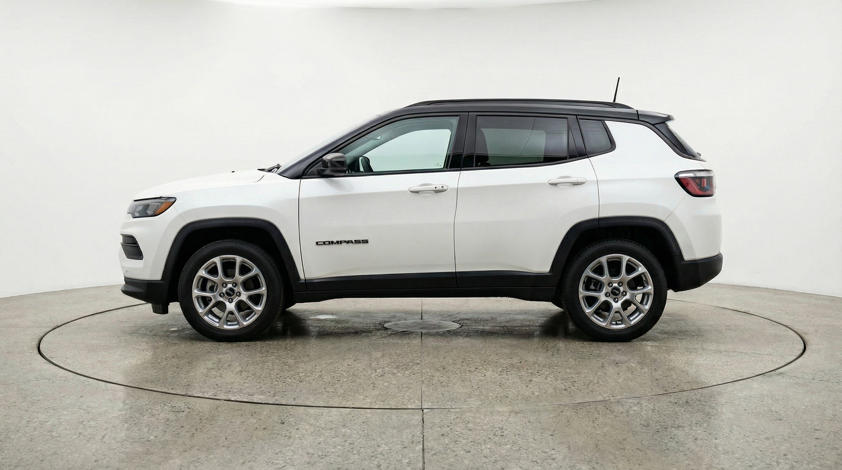 Used 2025 Jeep Compass Limited AWD/4WD image 5