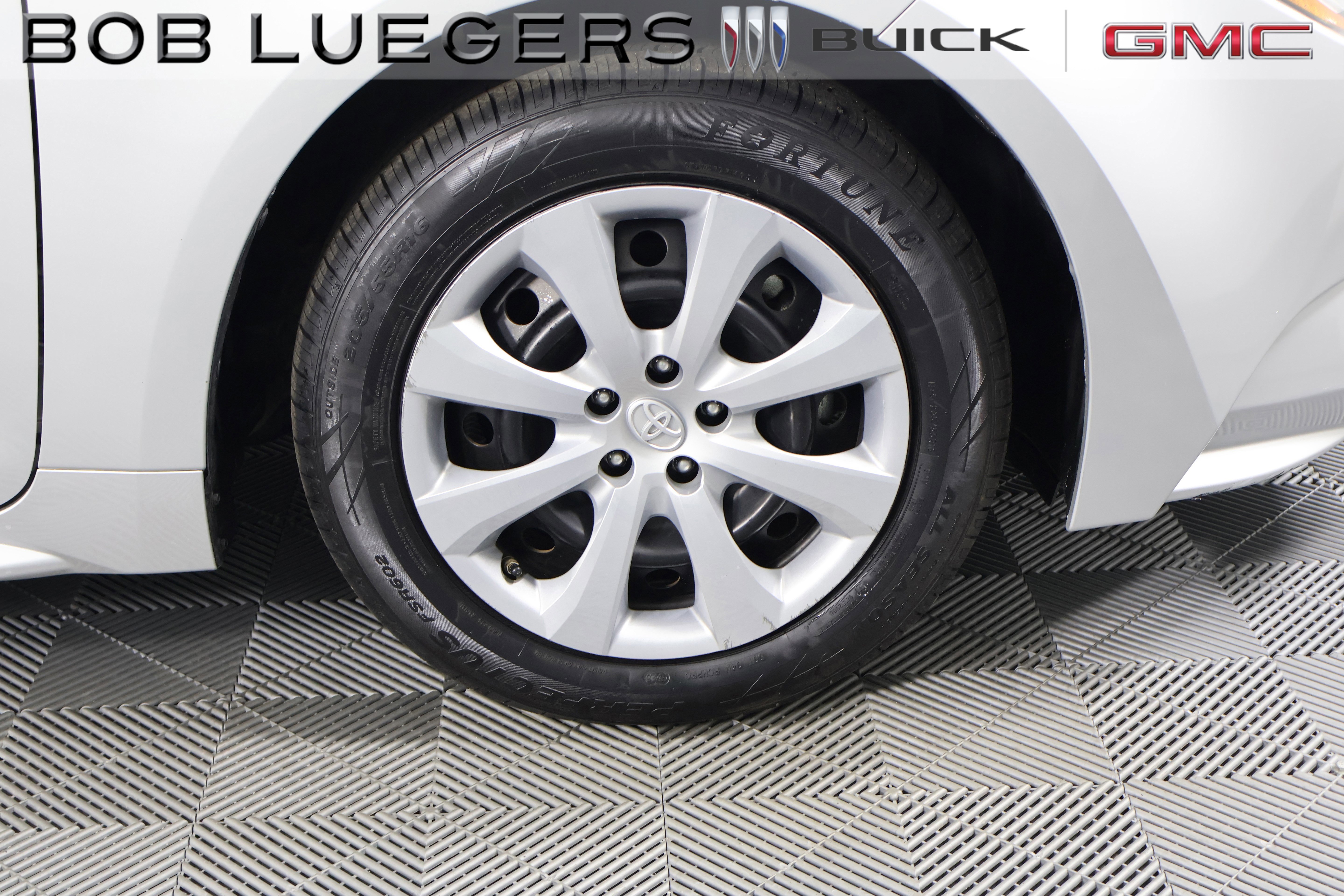 Used 2022 Toyota Corolla LE image 3