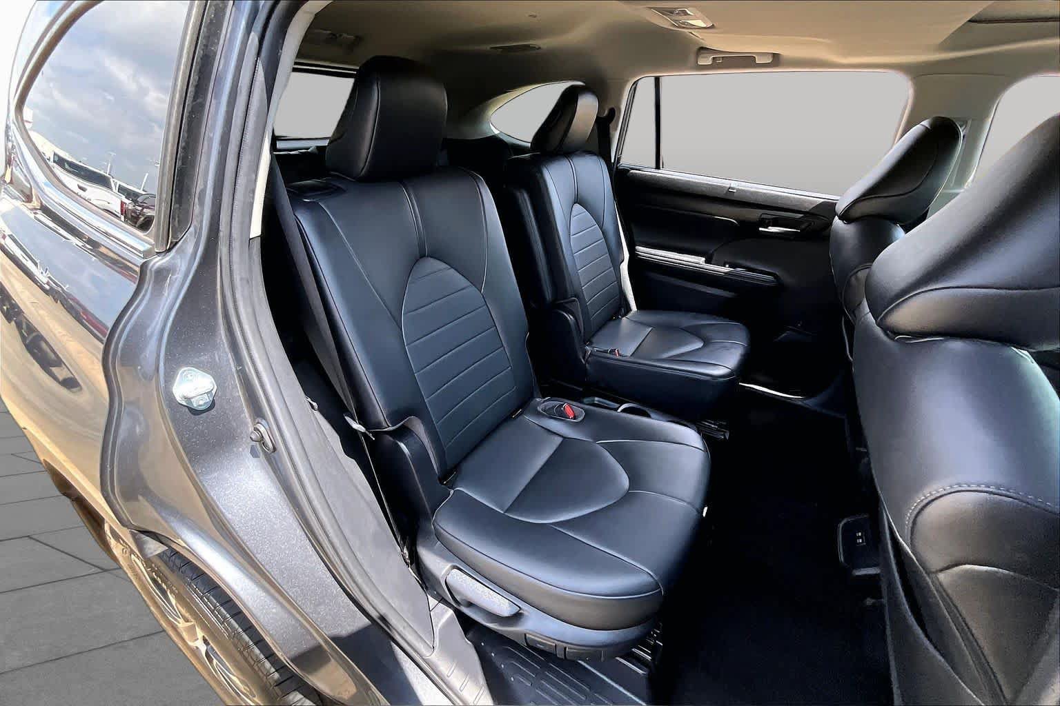 Used 2021 Toyota Highlander XLE AWD/4WD image 20