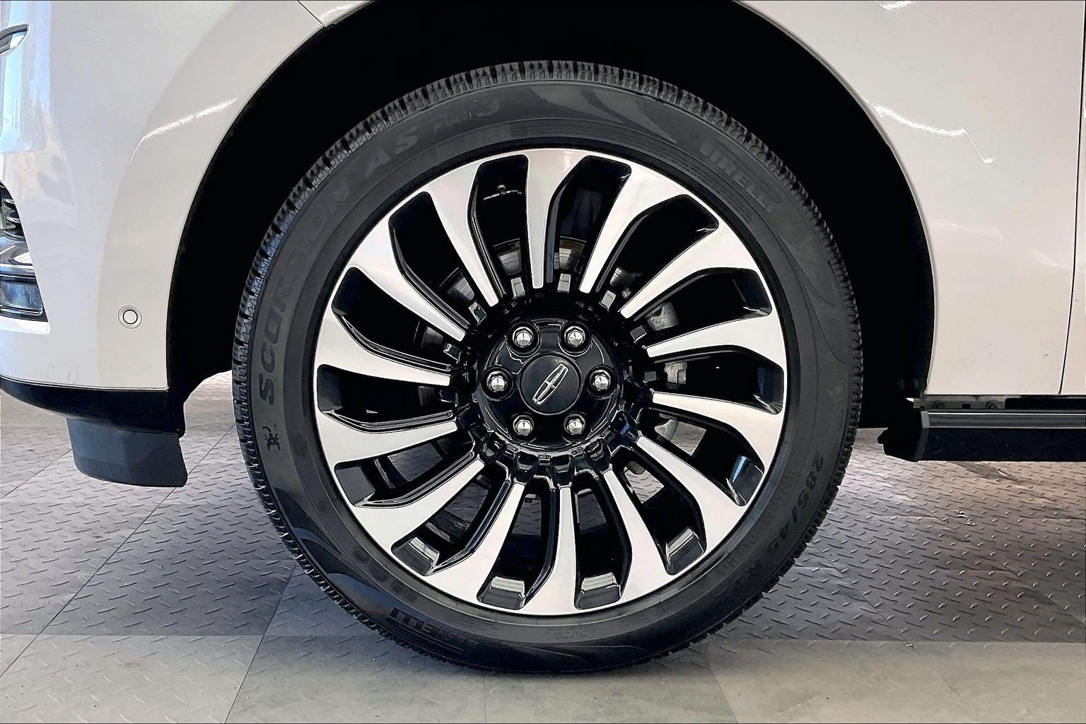 Used 2018 Lincoln Navigator Reserve w/ Technology Package AWD/4WD image 8