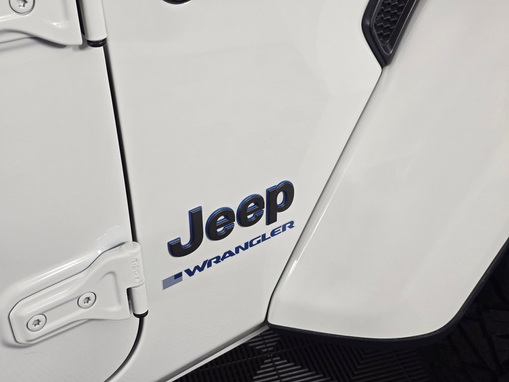 Used 2024 Jeep Wrangler Unlimited AWD/4WD image 39