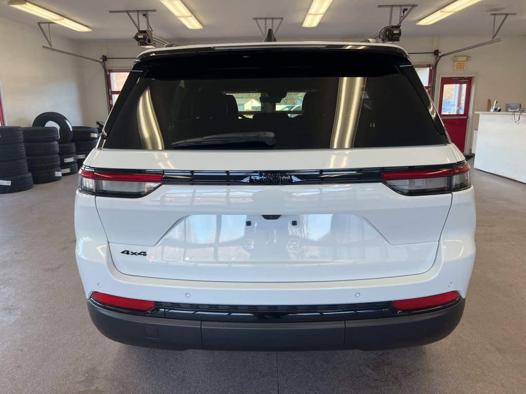 New 2025 Jeep Grand Cherokee Altitude image 23