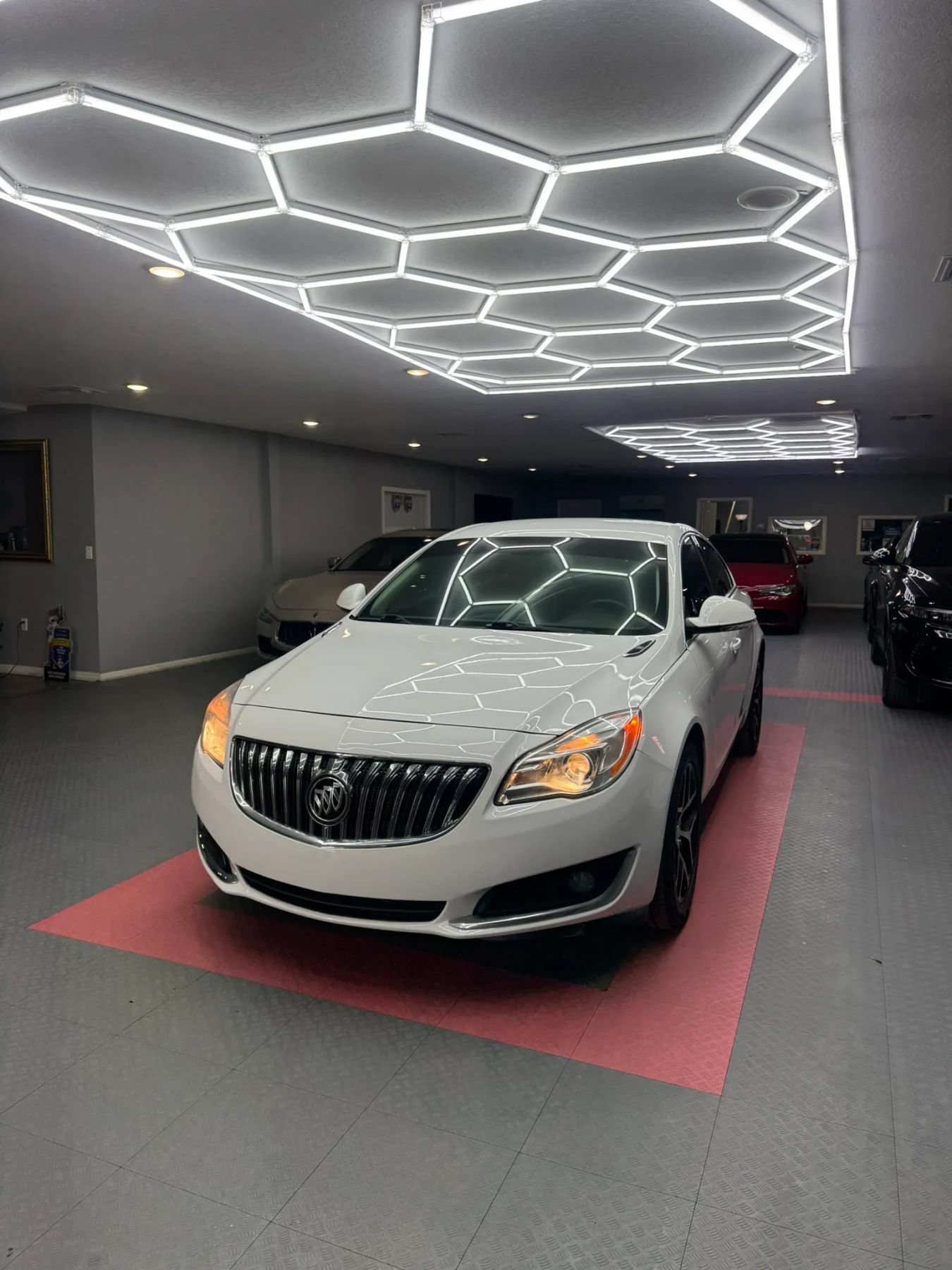 Used 2017 Buick Regal Sport Touring FWD image 3