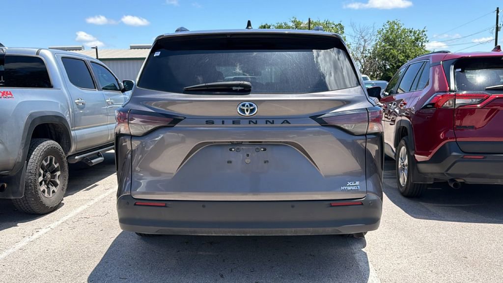 Used 2024 Toyota Sienna XLE FWD image 6