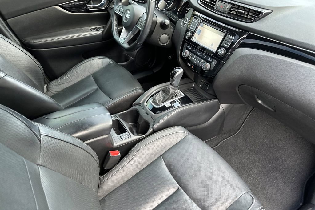 Used 2018 Nissan Rogue Sport SL w/ SL Premium Package image 16