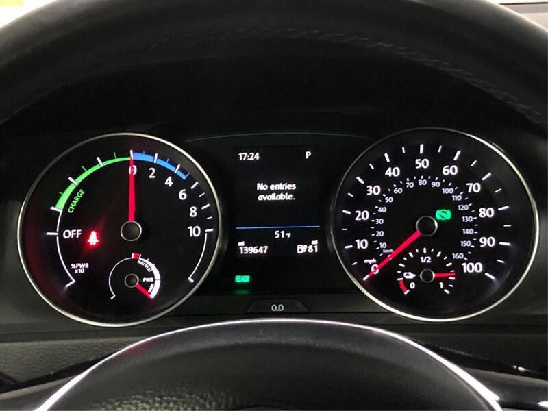 Used 2017 Volkswagen e-Golf SE w/ DC Fast Charging Package image 14