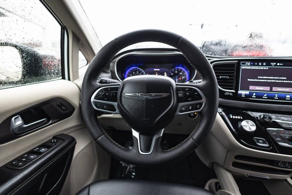 Used 2024 Chrysler Pacifica Touring-L image 29