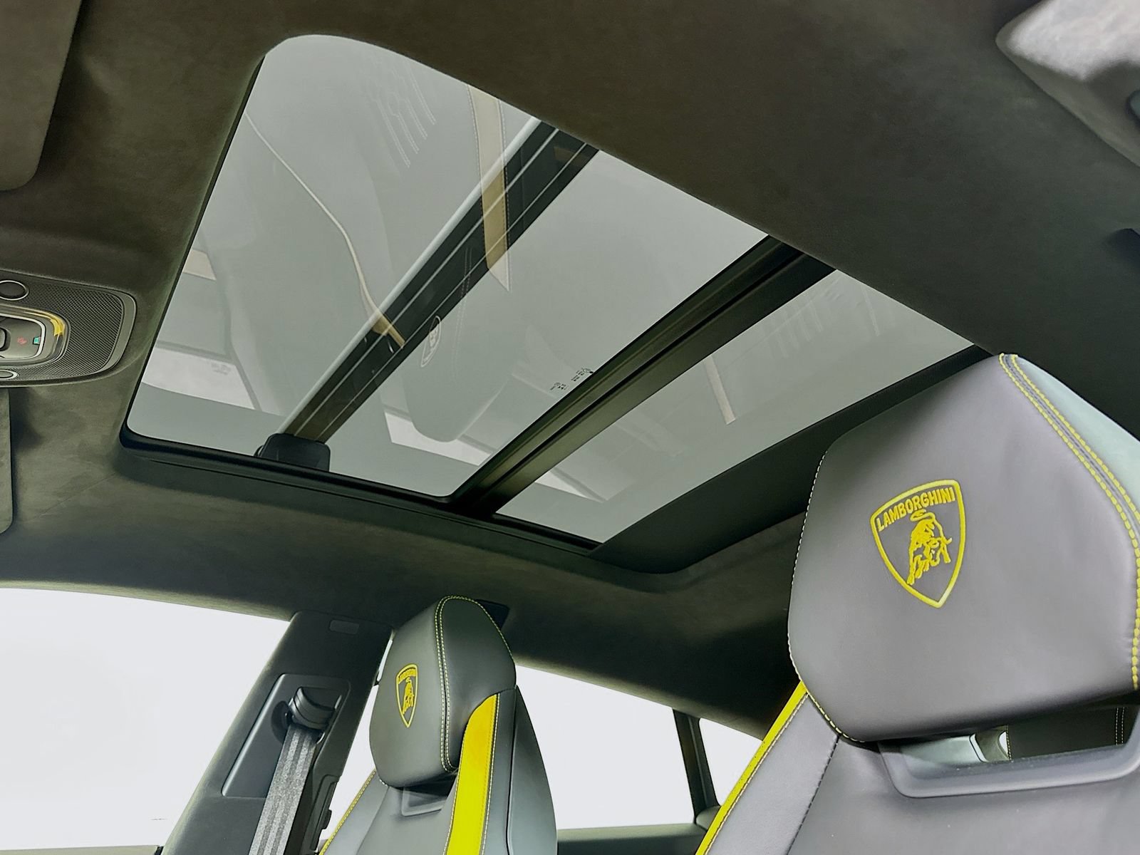 Used 2025 Lamborghini Urus SE AWD/4WD image 28
