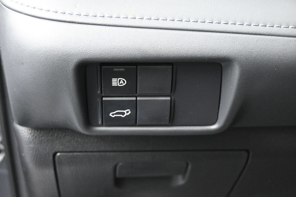 Used 2022 Toyota Highlander XLE AWD/4WD image 16