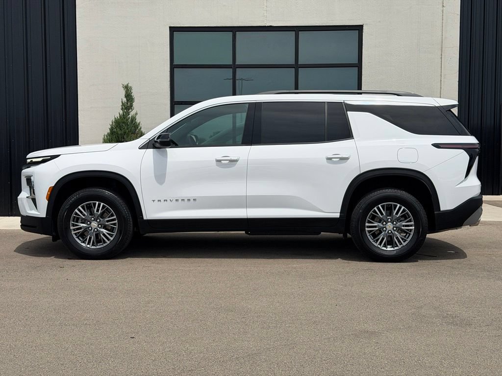Used 2025 Chevrolet Traverse LT AWD/4WD image 2