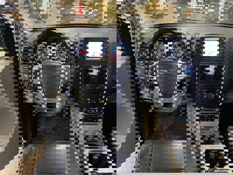 Used 2014 Chrysler Town & Country Touring-L w/ Driver Convenience Group image 9