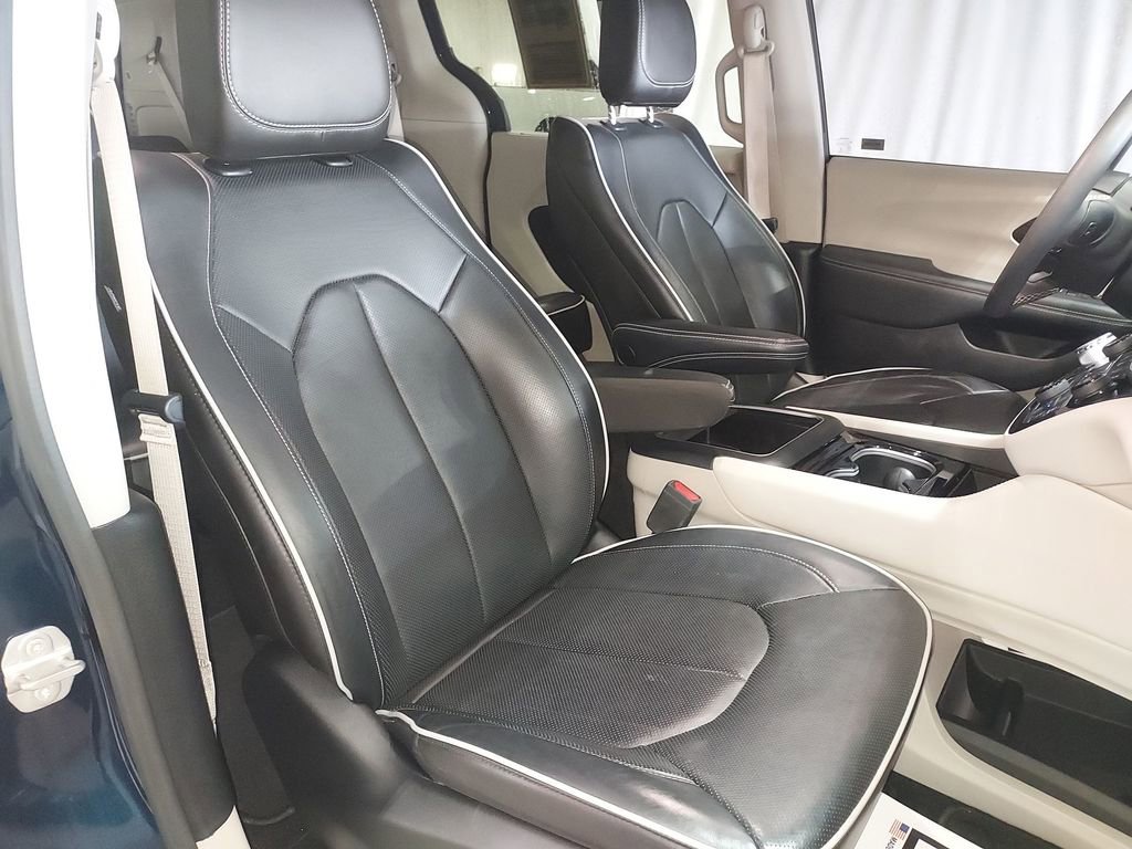 Used 2022 Chrysler Pacifica Limited image 32
