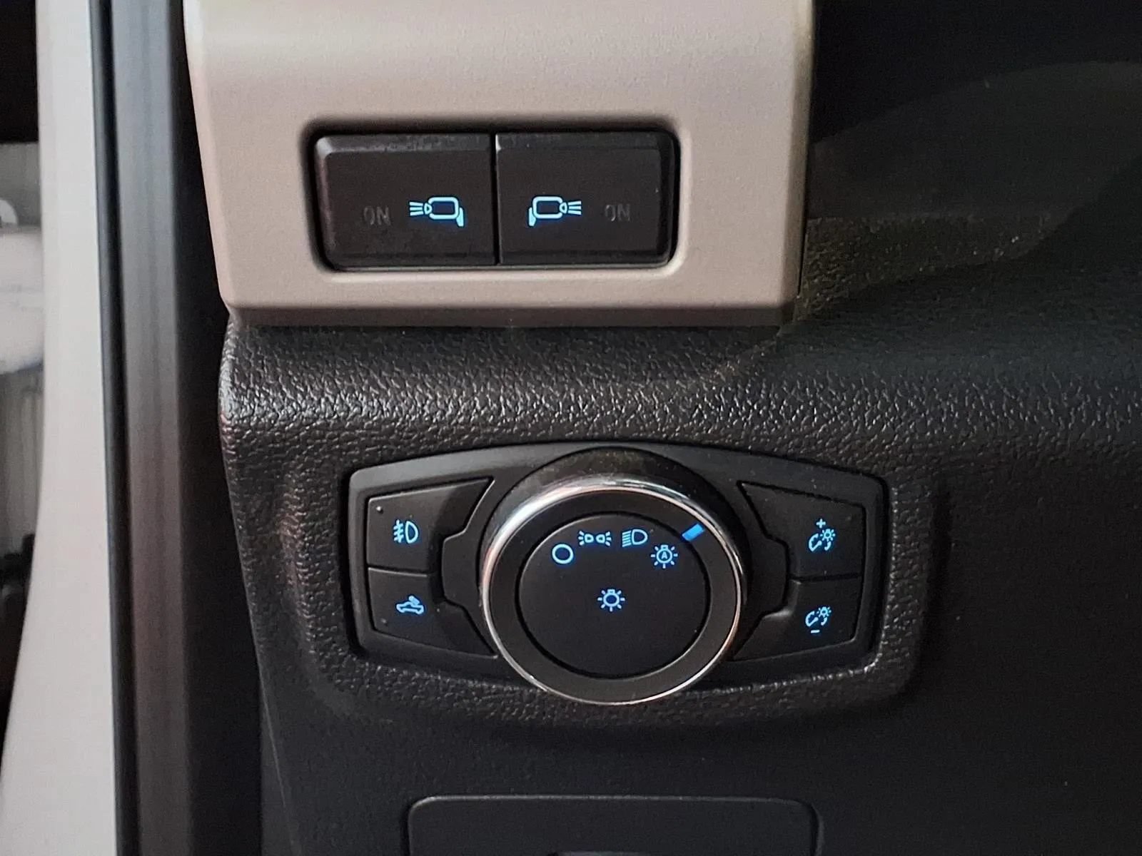 Used 2015 Ford F150 Lariat w/ Equipment Group 502A Luxury AWD/4WD image 19