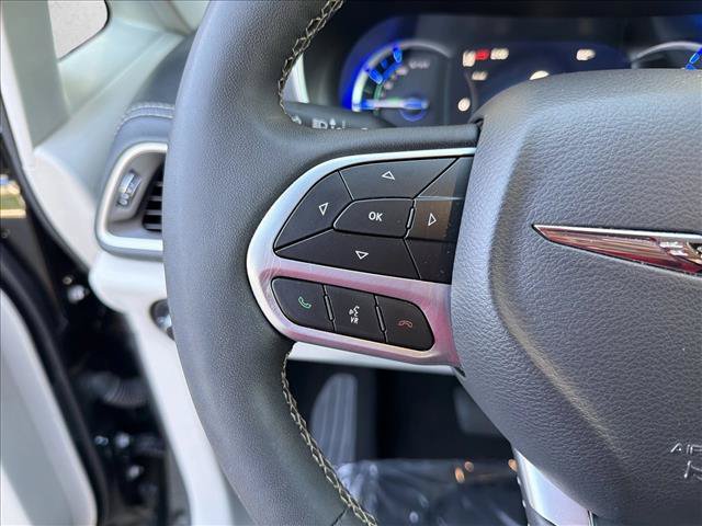 Used 2023 Chrysler Pacifica Touring-L FWD image 11