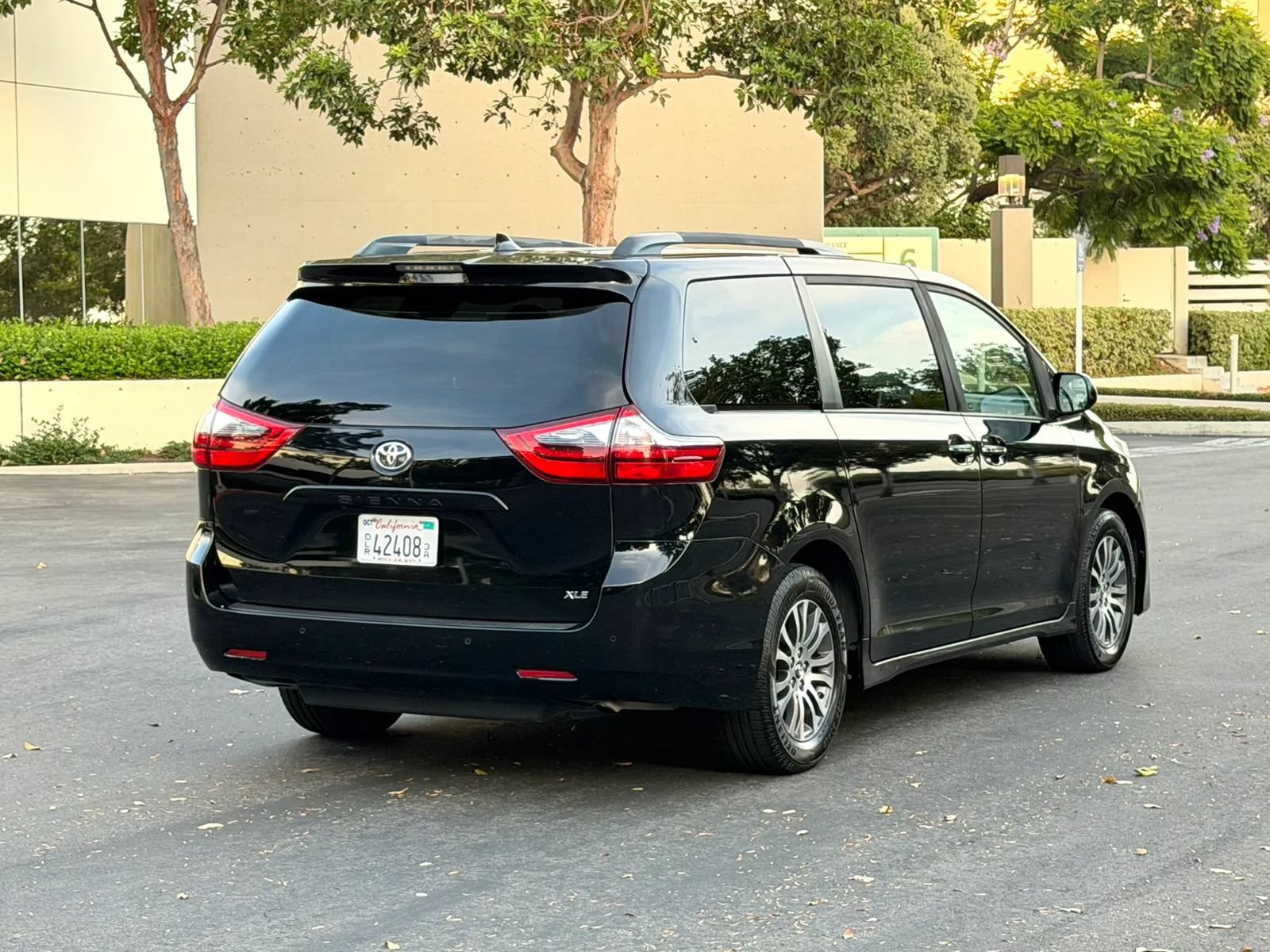 Used 2020 Toyota Sienna XLE w/ XLE Navigation Package FWD image 3