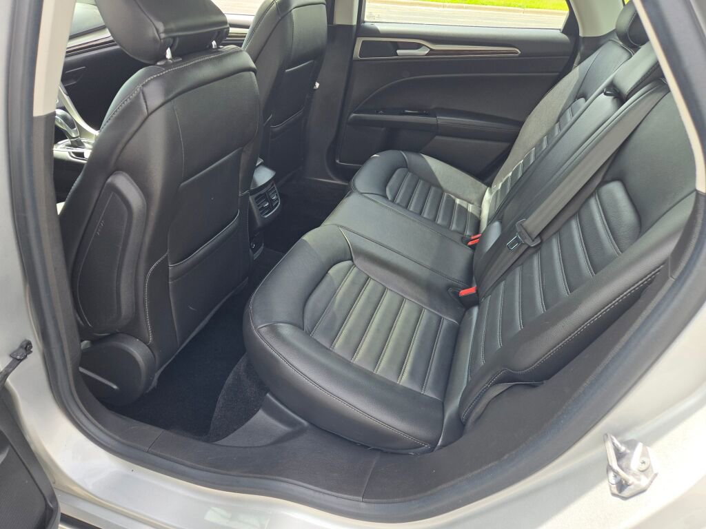 Used 2016 Ford Fusion SE w/ Equipment Group 202A AWD/4WD image 16