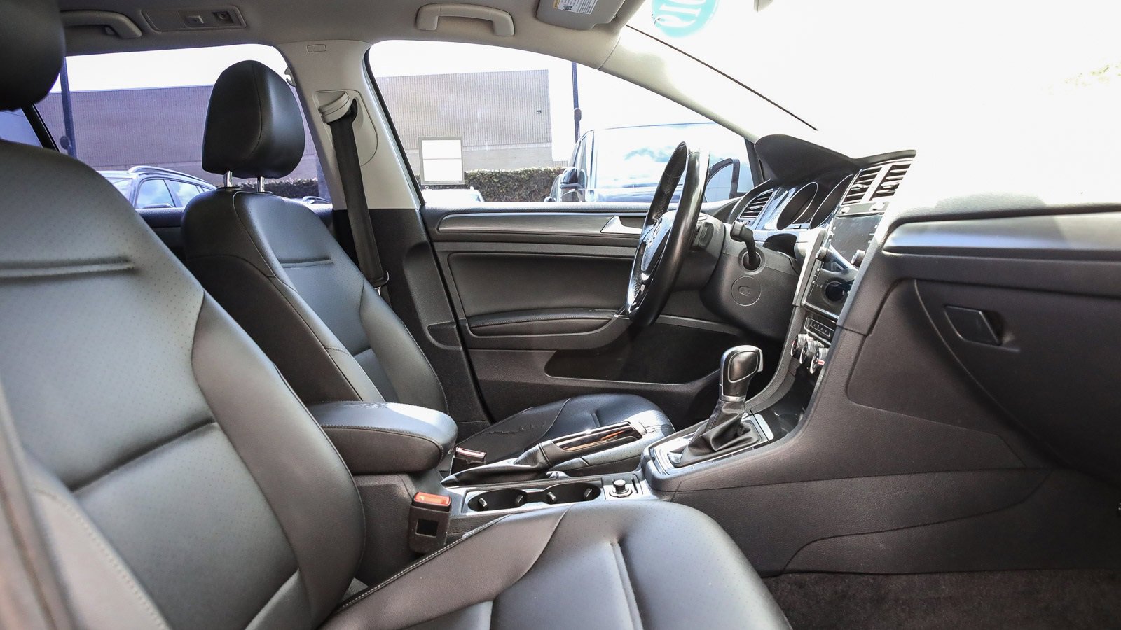 Used 2019 Volkswagen Golf SE image 16