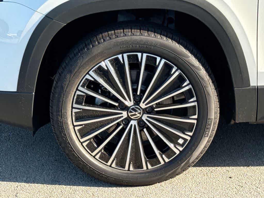 New 2026 Volkswagen Taos SE FWD image 11