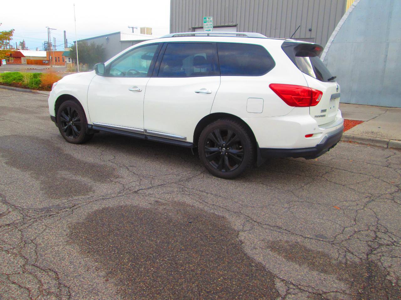 Used 2017 Nissan Pathfinder Platinum AWD/4WD image 2