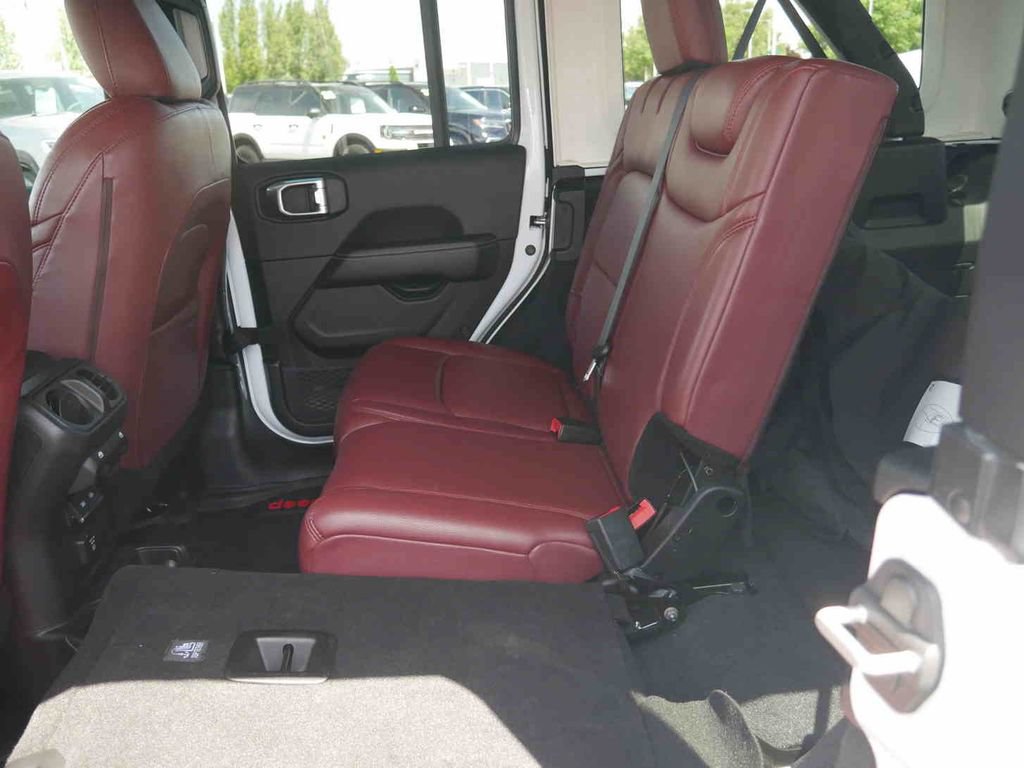 Used 2023 Jeep Wrangler Unlimited Sahara AWD/4WD image 19