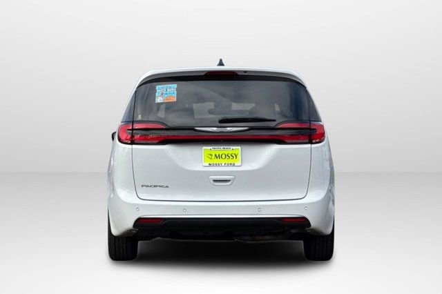Used 2023 Chrysler Pacifica Touring-L image 7