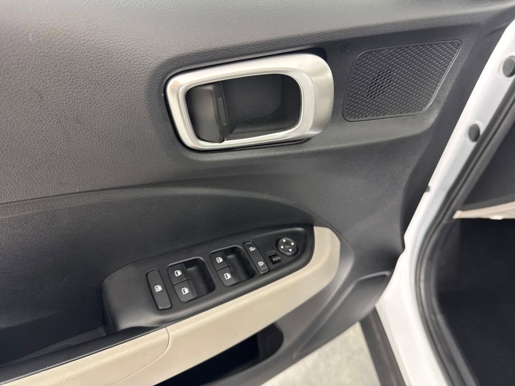 Certified 2025 Hyundai Venue SEL image 11