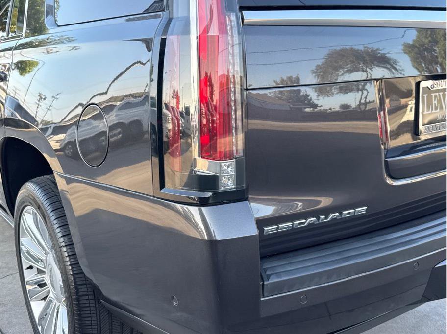 Used 2017 Cadillac Escalade Platinum AWD/4WD image 11