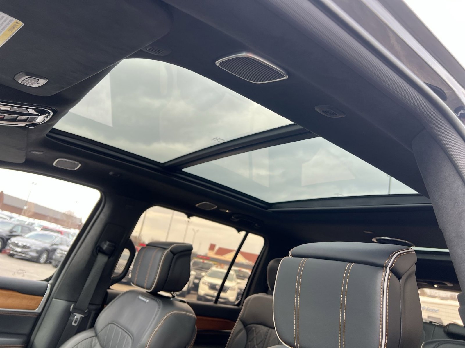 Used 2024 Jeep Grand Wagoneer Series III image 23