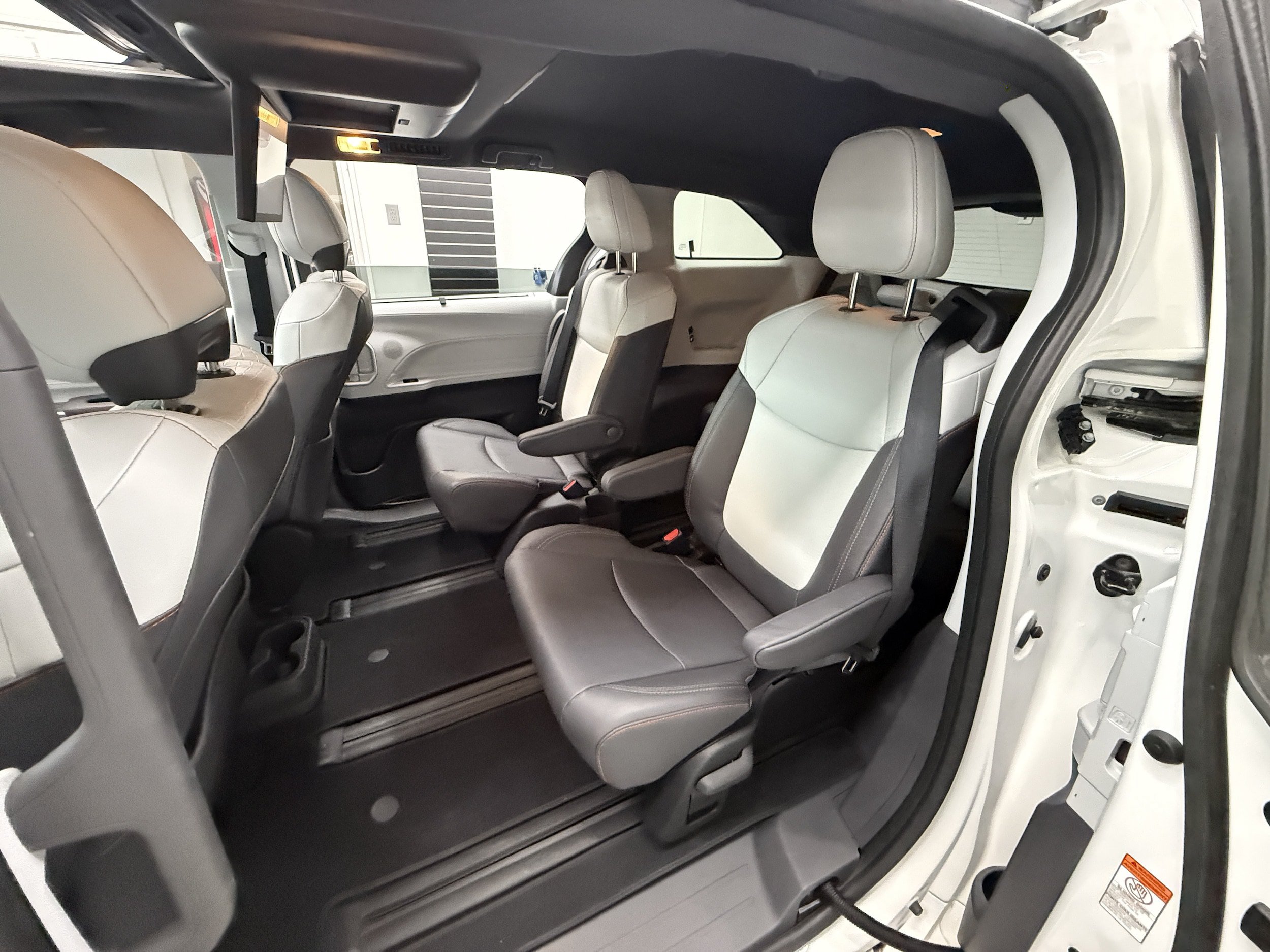 Used 2023 Toyota Sienna XLE FWD image 27