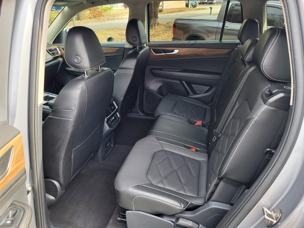 Used 2024 Volkswagen Atlas SE image 14