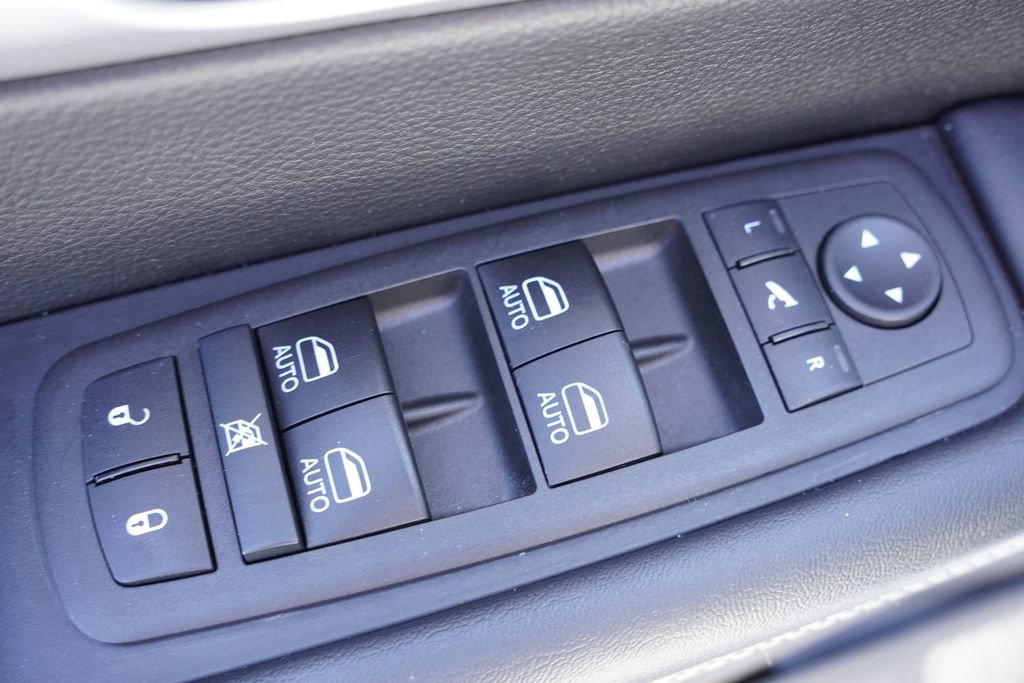 Used 2025 Chrysler Pacifica Limited image 25