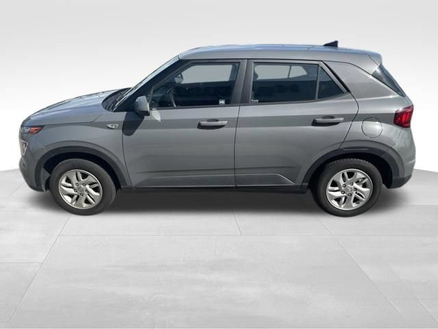 Used 2021 Hyundai Venue SE FWD image 3