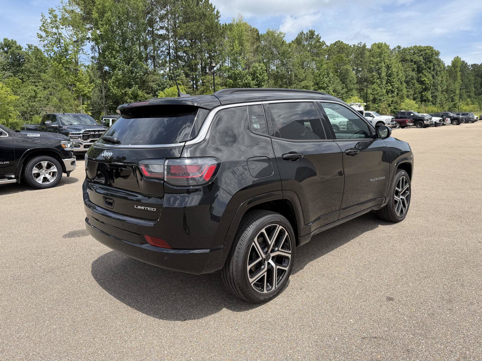 Certified 2025 Jeep Compass Limited w/ Elite Group AWD/4WD image 6