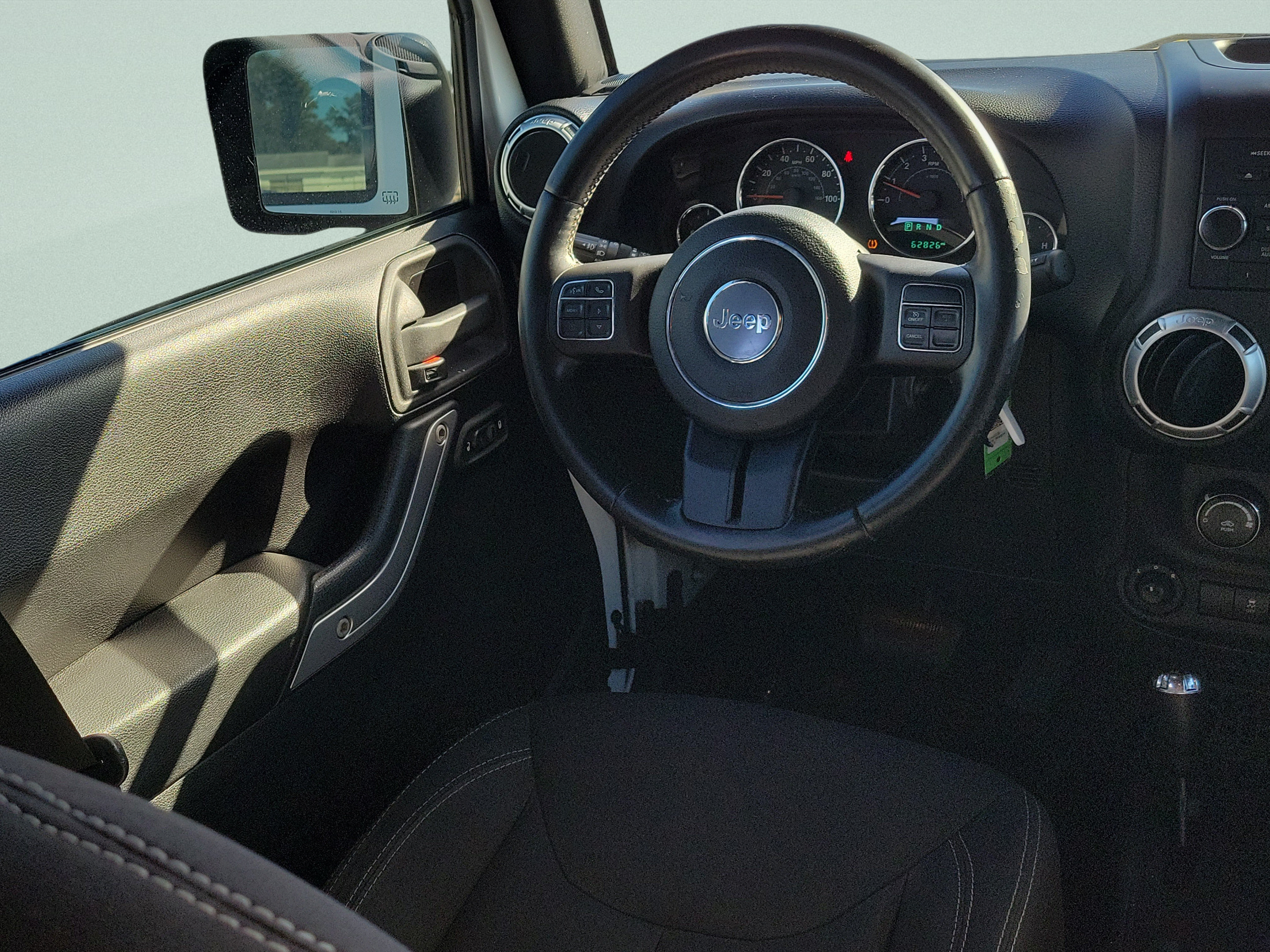 Used 2015 Jeep Wrangler Unlimited Sahara w/ Connectivity Group AWD/4WD image 8