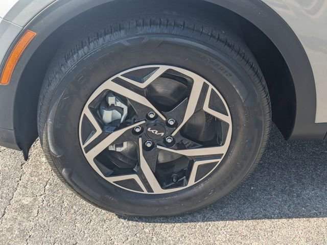 Used 2025 Kia Sportage LX image 9