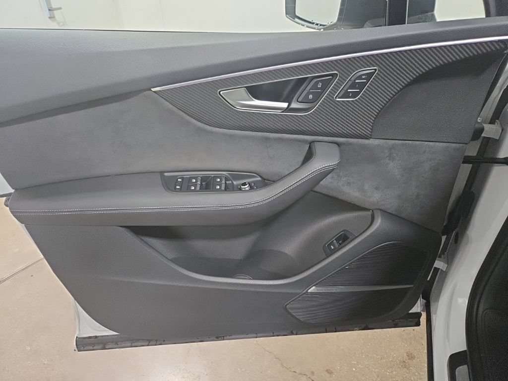Used 2025 Audi SQ7 Prestige AWD/4WD image 18