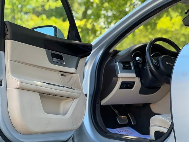 Used 2019 Jaguar XF Premium RWD image 9
